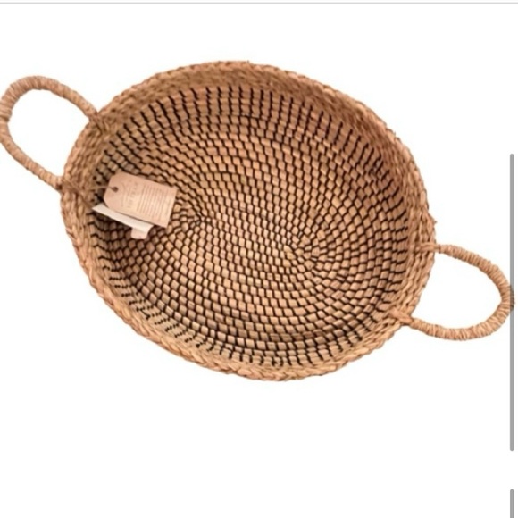 NWT- Handwoven Seagrass and Rattan Large Oval Basket/Serving Tray with Handles - Picture 6 of 7
